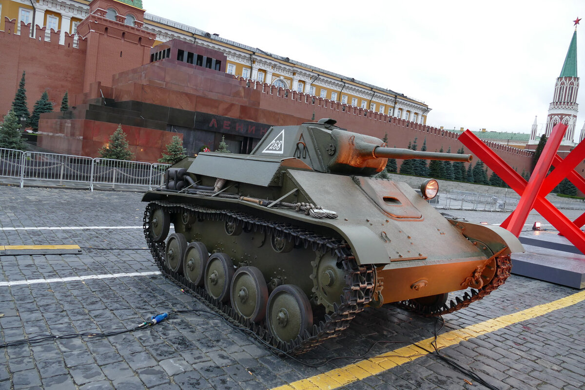 Центральное место занял легкий танк Т-70.