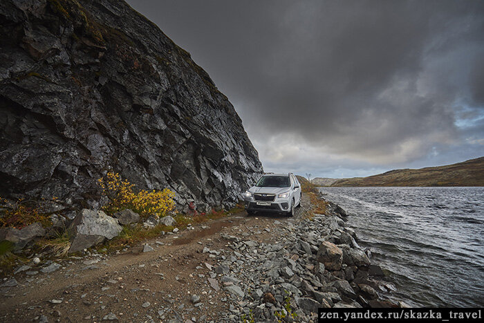 Дорога часто идет вдоль озер
