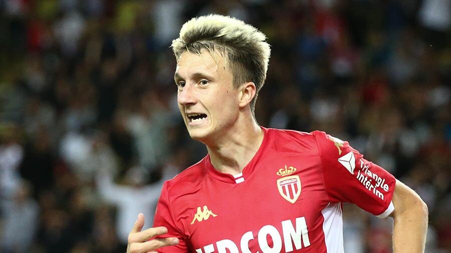 Александру 24, родился он 30 мая 1996 года.