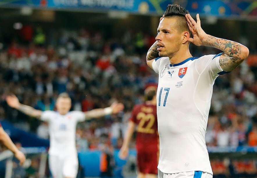 Марек Гамшик празднует забитый гол.