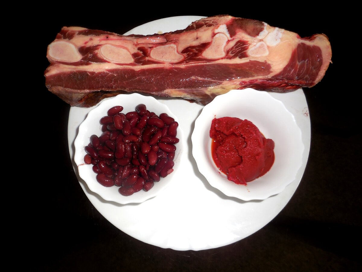 - хороший кусок говядины с косточкой (у меня 1,5 кг); - баночка красной консервированной фасоли; - 4 столовых ложки хорошей томатной пасты 