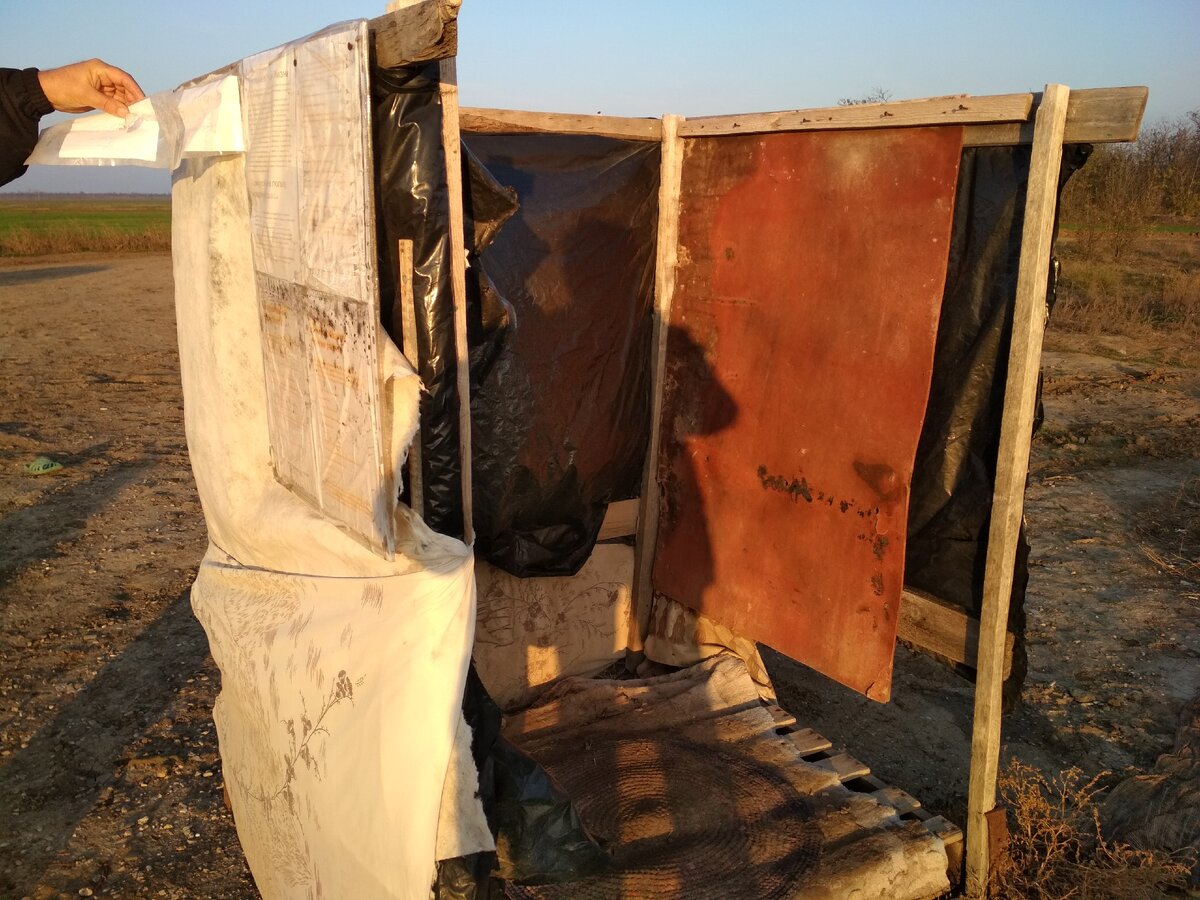 Была нормальная раздевалка, со скамеечкой внутри, чистая. А теперь что?