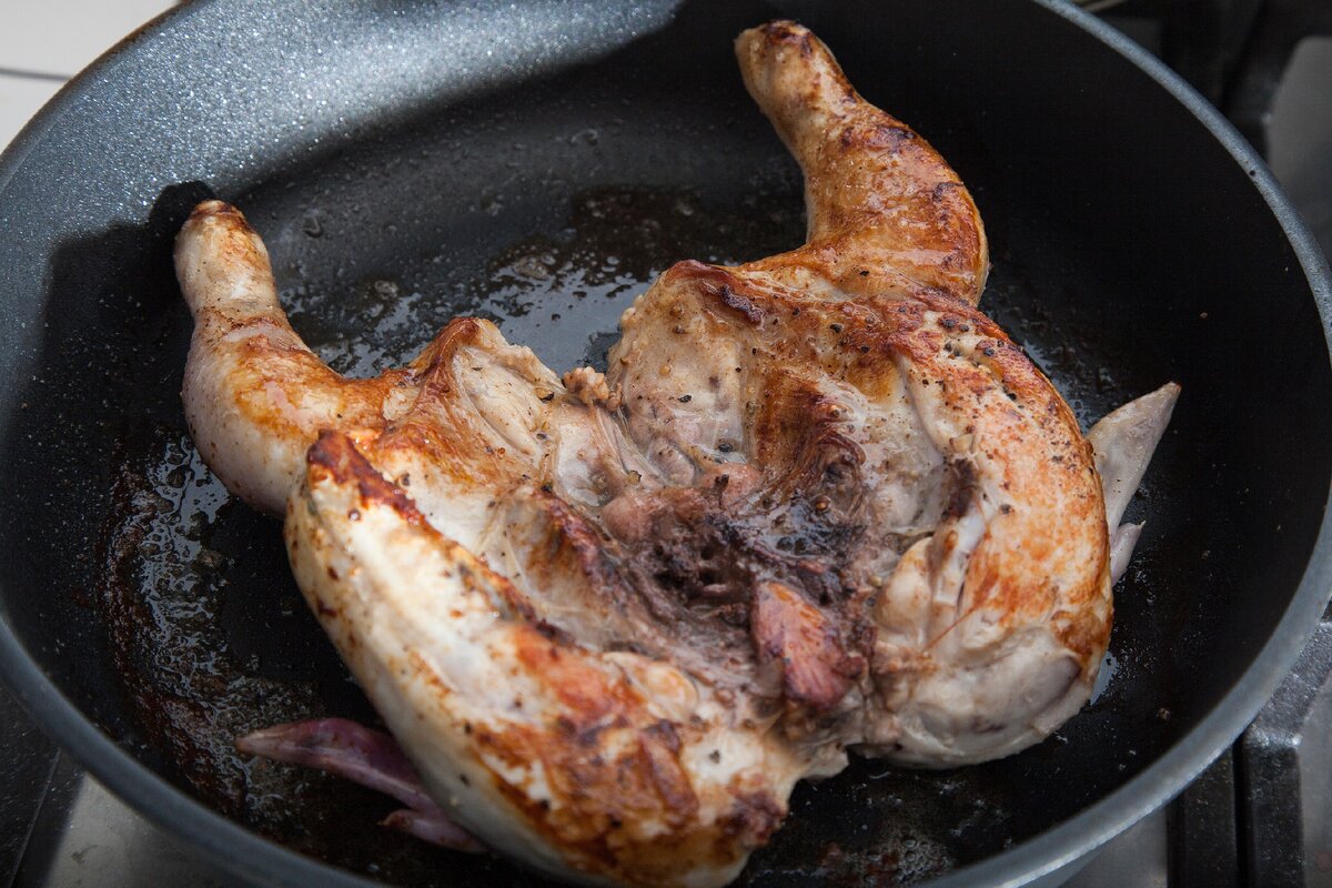 Курица корнишон на сковороде. Маленькие цыплята корнишоны. Маленькие цыплята корнишоны. Цыпленок табака сгорел. Цыпленок корнишон в духовке.