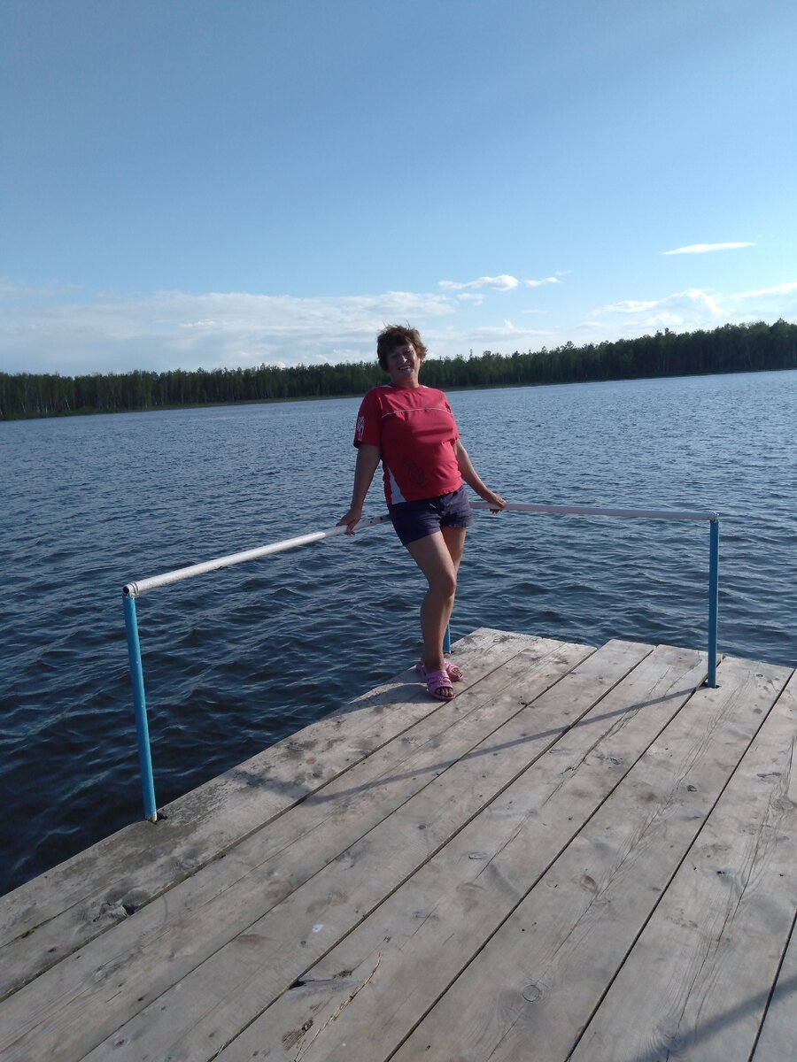 Это я на фоне озера