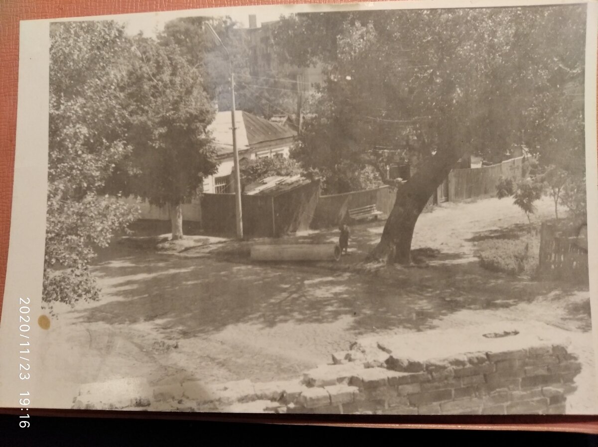 Фото из семейного архива. 1960-е годы. Это наш дом. Вид с Алексеевских ворот. На переднем плане кусочек разрушенных кирпичей - это ворота. Громадный тополь, в дупле которого я пряталась от родителей, и булыжная мостовая.