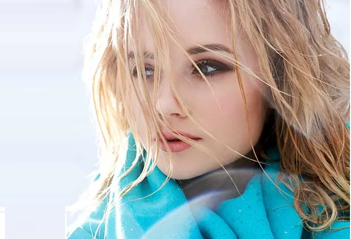 Волосы меняют свои белковые связи, когда они влажные, и это также происходит с волосами, когда они подвергаются изменениям окружающей среды. В течение одного зимнего дня наши волосы могут подвергаться воздействию центрального отопления в помещении, холодному и влажному климату на открытом воздухе, ветру и снегу. Это делает их сухими, ломкими и вьющимися. 