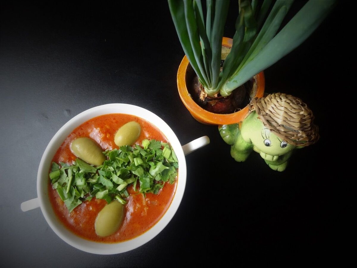 Харчо. Заметили, лук у меня колосится дома, в осенне-зимний период я периодически высаживаю его в небольшие горшочки