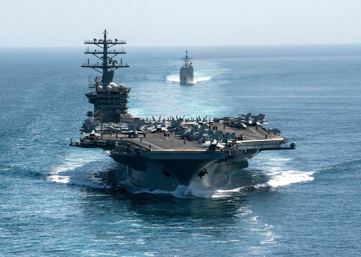 Авианосец USS Nimitz и ракетный крейсер USS Philippine Sea - Фото: ABACA