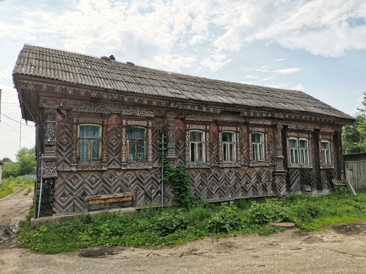 Посёлок со своим собственным замком, резными наличниками, морем черники, среди лесов, полей и озёр.