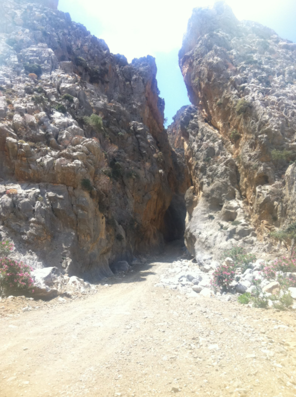 На Крите есть вот такое достаточно сложно достижимое место в скалах (горах) - когда подъезжаешь к расщелине, то не подозреваешь, куда попадёшь. 