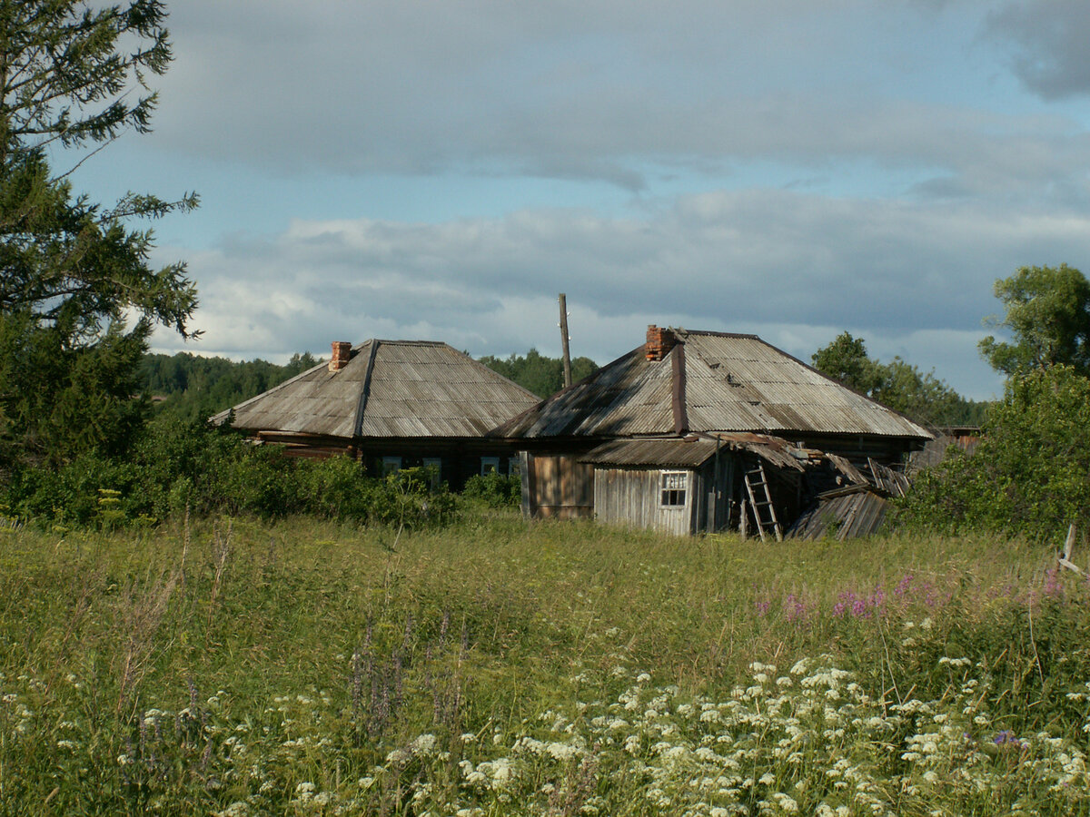 Ратманиха в 2005 году. Левее - дом Веры Лисичкиной.