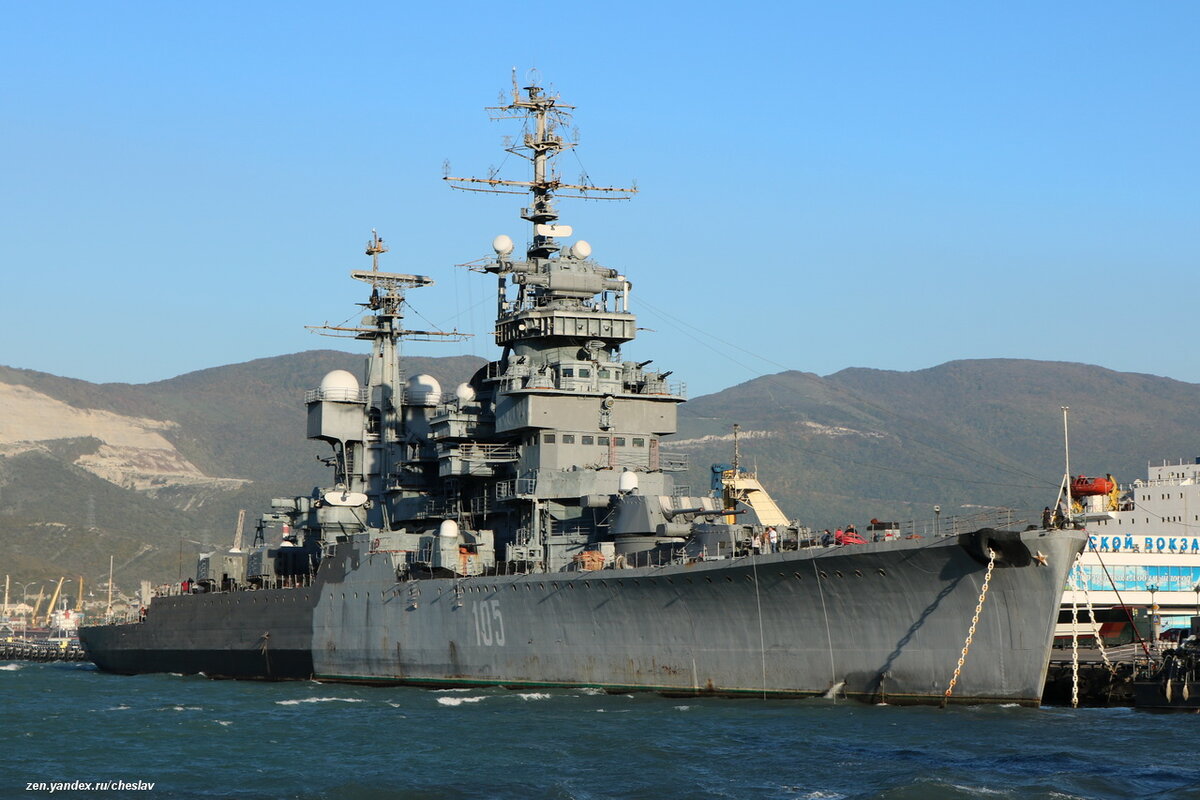 крейсер пр.68бис "Михаил Кутузов", 1955 г.п.  // Новороссийск, Морвокзал