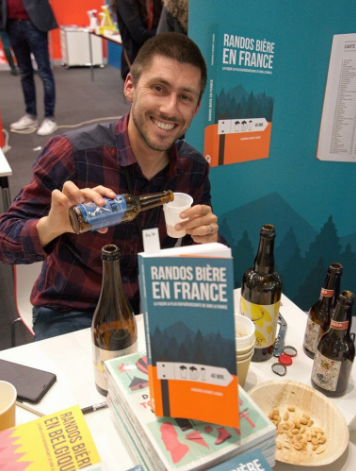 На книжной ярмарке.