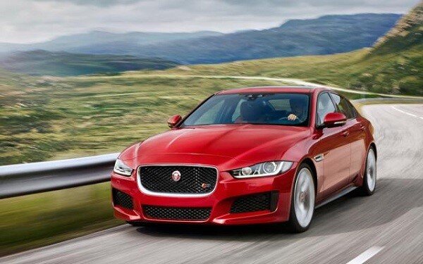 Jaguar XE на дороге