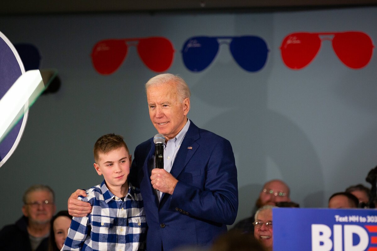 Байден с Брейденом Харрингтоном, штат Нью-Йорк, видео их встречи  было просмотрено миллионы раз
