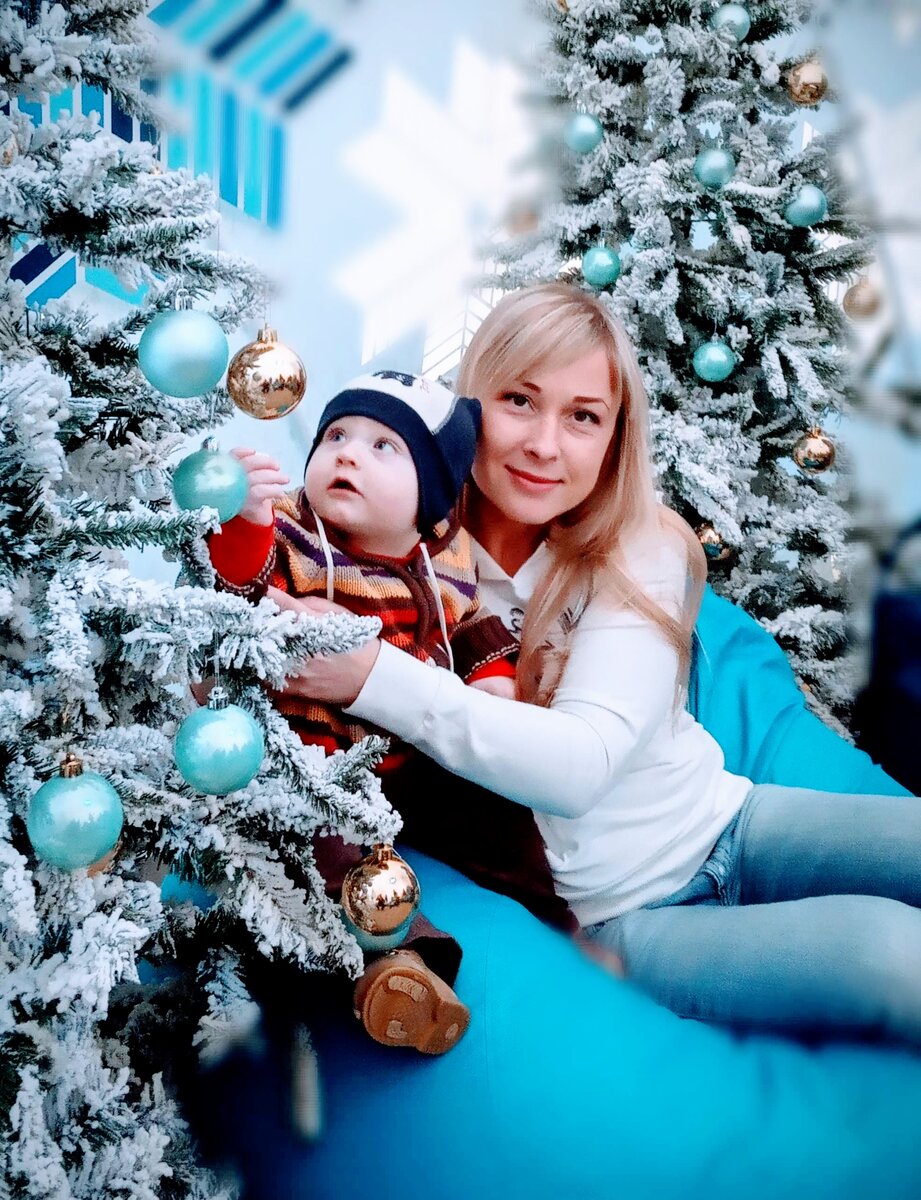 Новогодняя ёлка,гирлянды,красочные шары...И атмосфера праздника,уже во всю "гуляет"по Вашему дому!🎉🎄🎈🥂