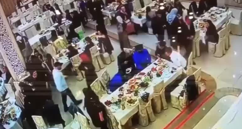 Со свадьбы. За ближайшим столом Антигулов распивает с друзьями