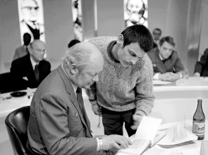 Эта сцена станет "фильмом в фильме": совещание учёных-соляристов.