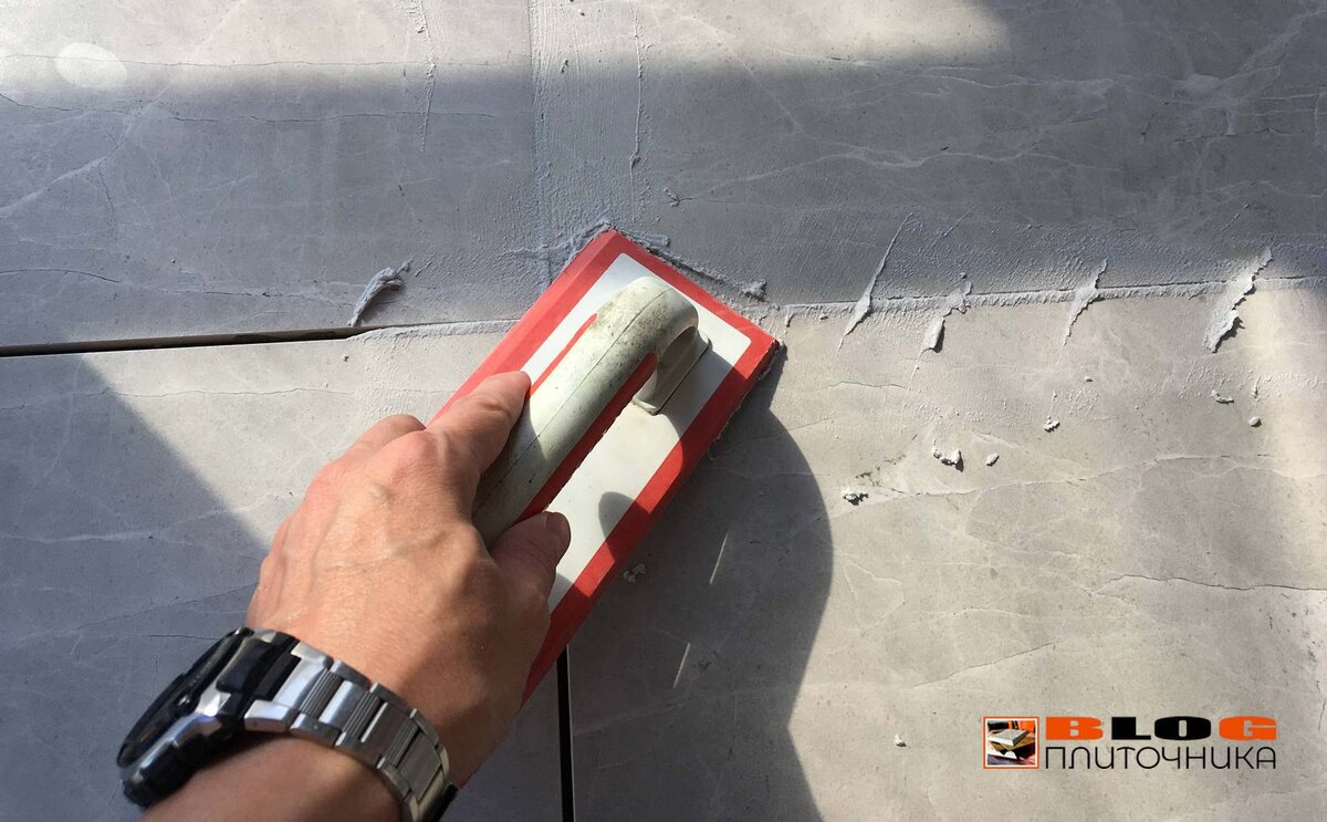 Кстати, как думаете — почему на фото такие огромные швы (5 мм)? Напишите в комментариях ваш вариант, я обязательно вам отвечу, так или нет: скажу сразу, не потому что "такой дизайн" или "так захотел заказчик".