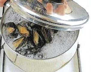 Выкладываем мидии в кастрюлю 