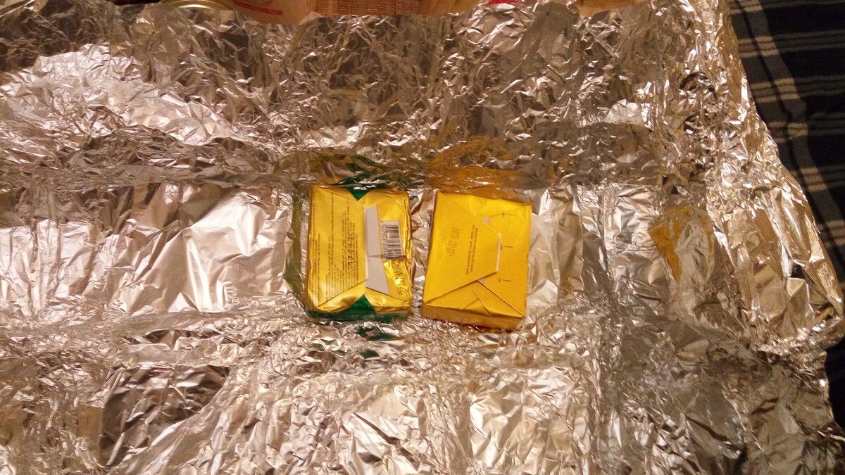 сливочное масло заботливо завернули в огромное количество фольги