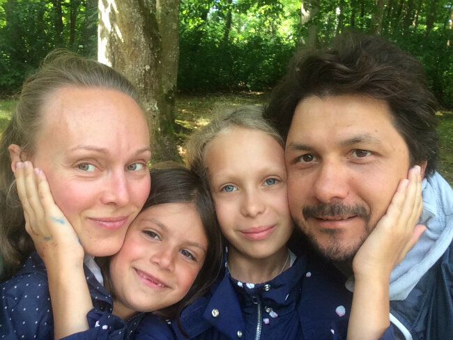 Актриса Ольга Ломоносова с мужем актером Павлом Сафоновым и дочерьми Варварой и Александрой