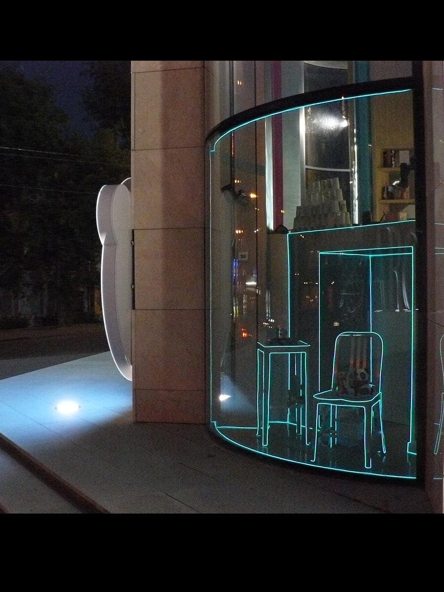 Витрина магазина. Автор Антон Крылов.