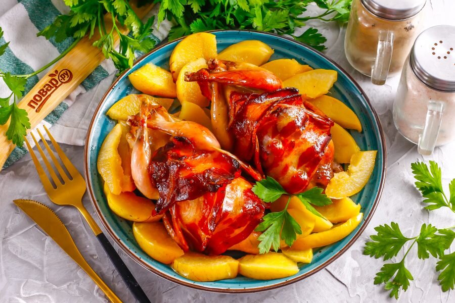 Перепела с айвой в беконе