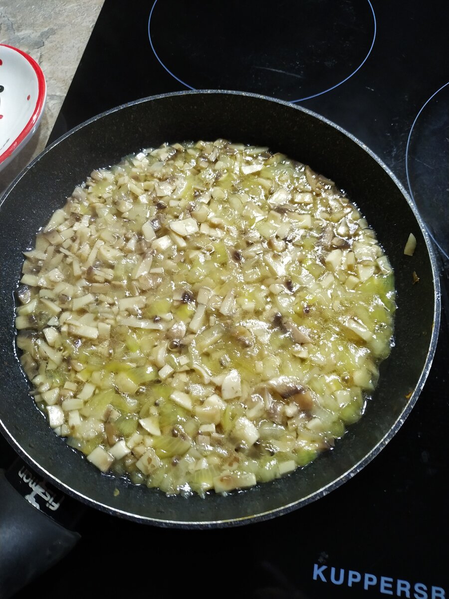 Обжариваем лук с грибами до начала выделения шампиньонами  сока. 