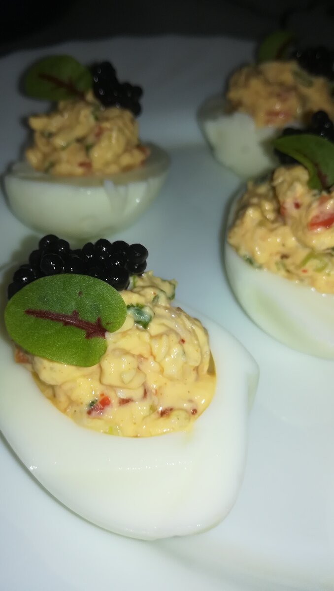 Готовые фаршированные яйца, так и просятся в рот