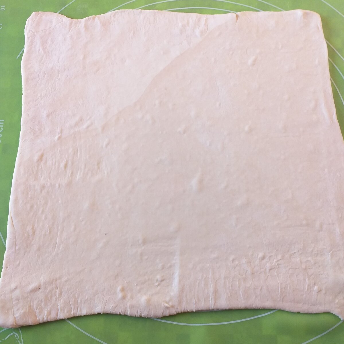 Немного раскатываем тесто