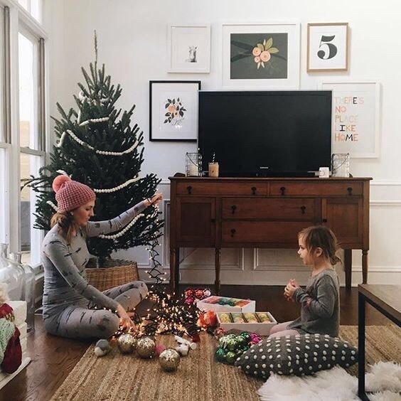 Новогоднего настроения нет из-за нас самих. Когда мы были маленькими, для нас его создавали взрослые. Сейчас взрослые уже мы, и вместо того, чтобы это новогоднее настроение создавать - мы только ноем, что его нет. Все хотят ощущать, создавать никто не хочет. Не надо так.