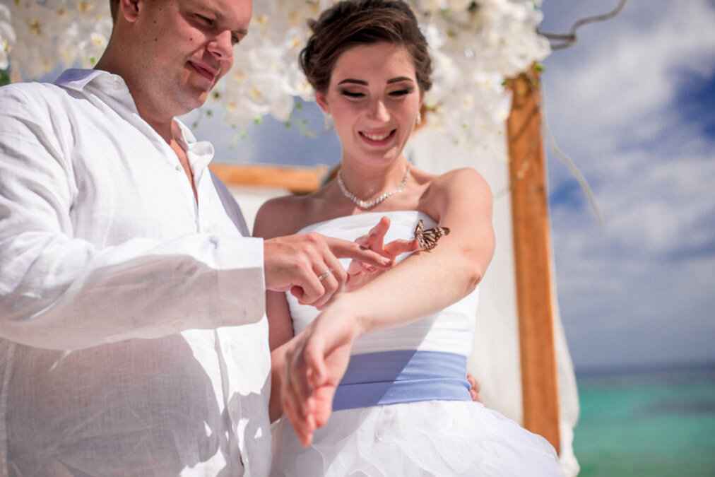 Замужем за русским. Азиатка с европеец свадьба. Замуж за немца. Дагестанка замужем за русским. Киргизки замужем за русским.