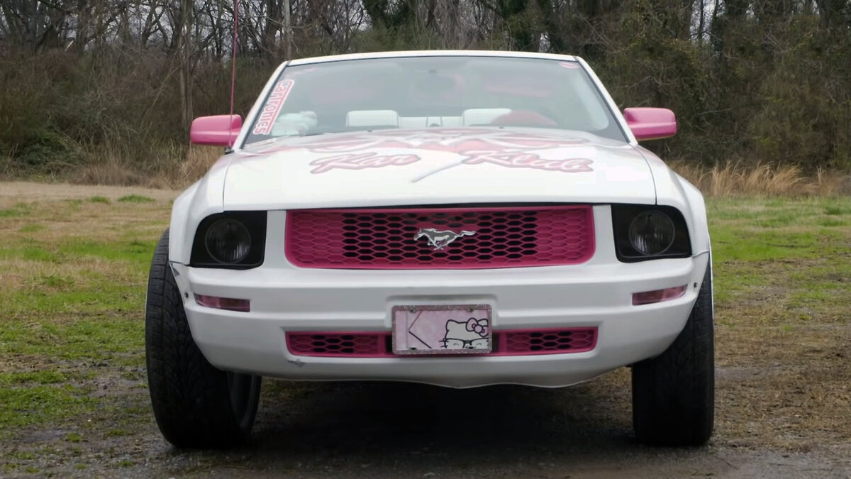 Тематику для тюнинга авто - Hello Kitty - выбрали дочери Такии