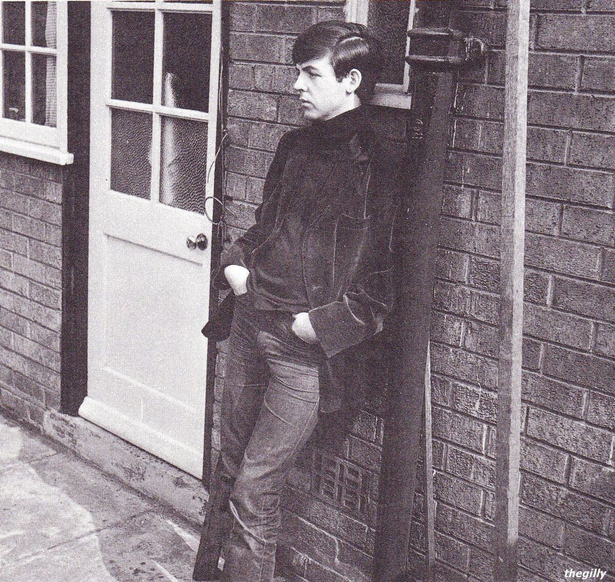 Юный Пол у входной двери. Фото из открытых источников в интернете