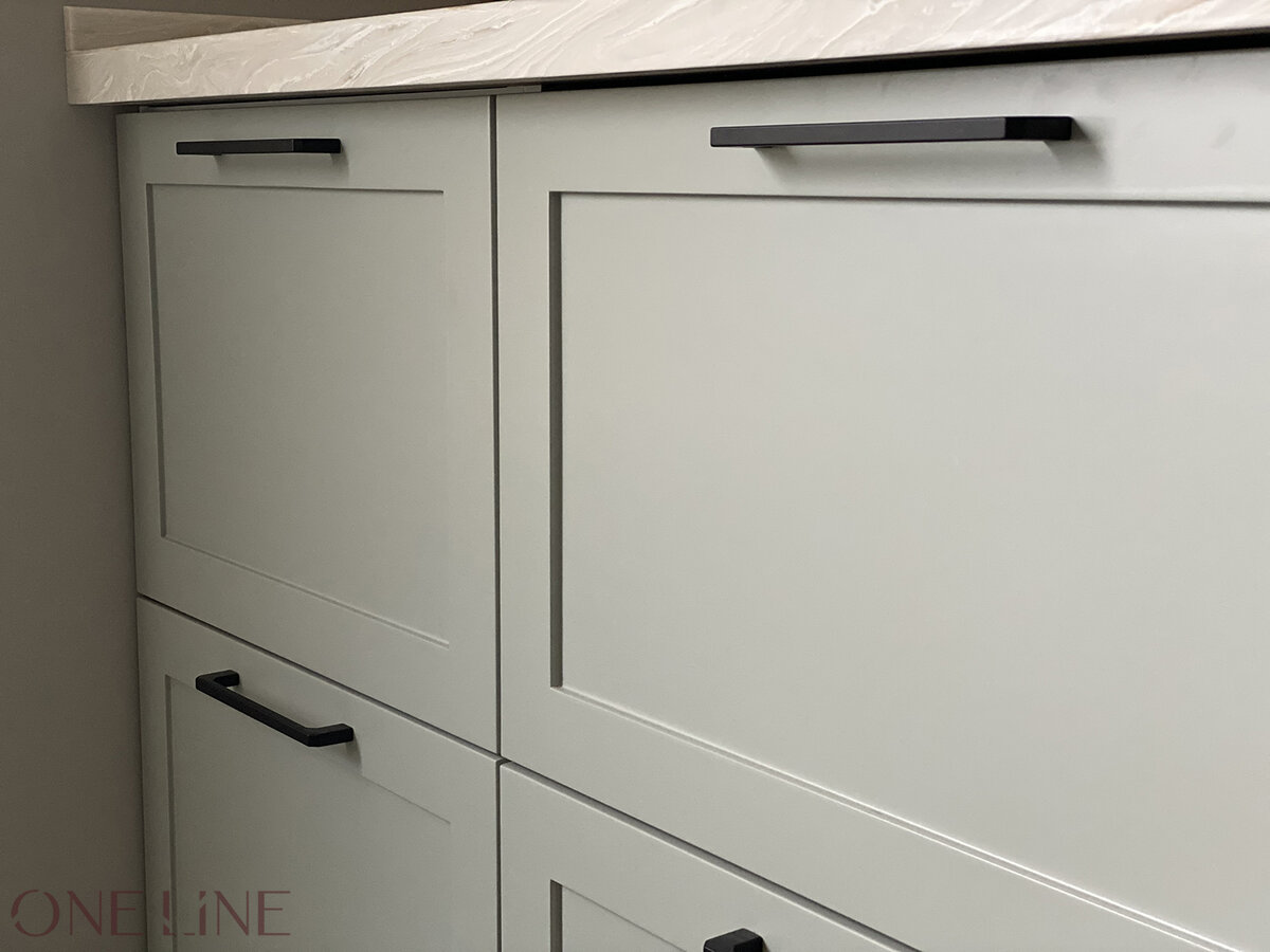 Минималистичная рамка на фасадах кухни. Проект студии ONE LINE