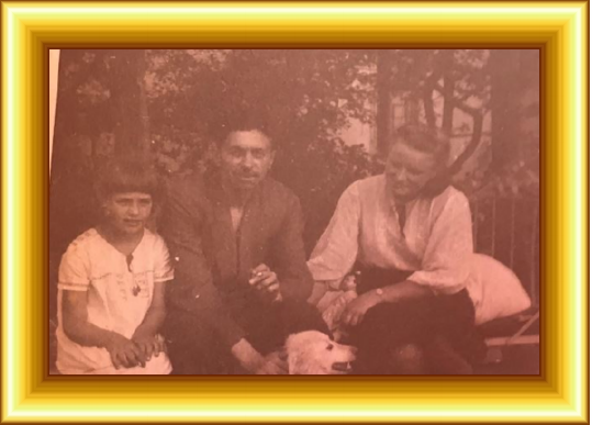 маленькая Аллочка на фото слева, предвоенный год, оставалась при матери в походном госпитале всю войну