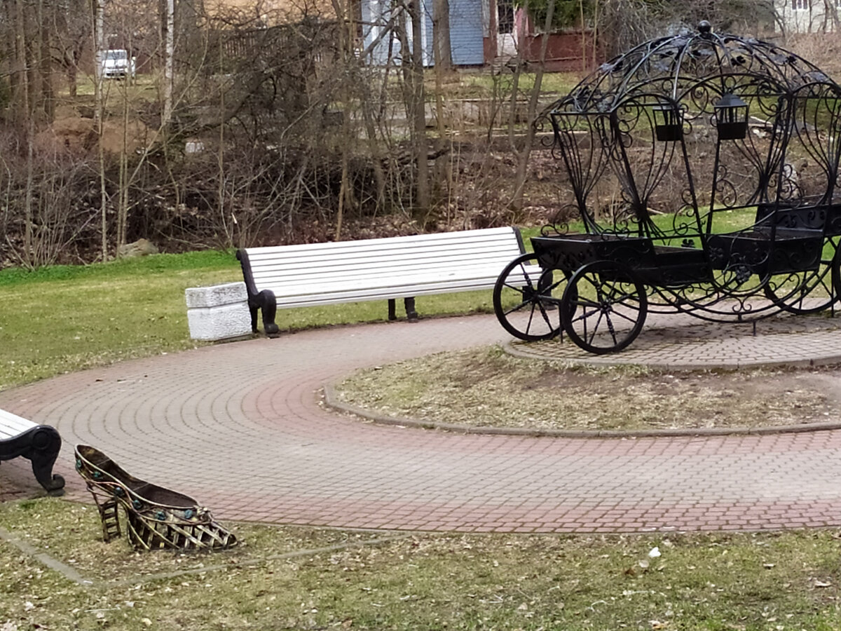 Городская инсталляция по мотивам сказки о Золушке. Фото автора.