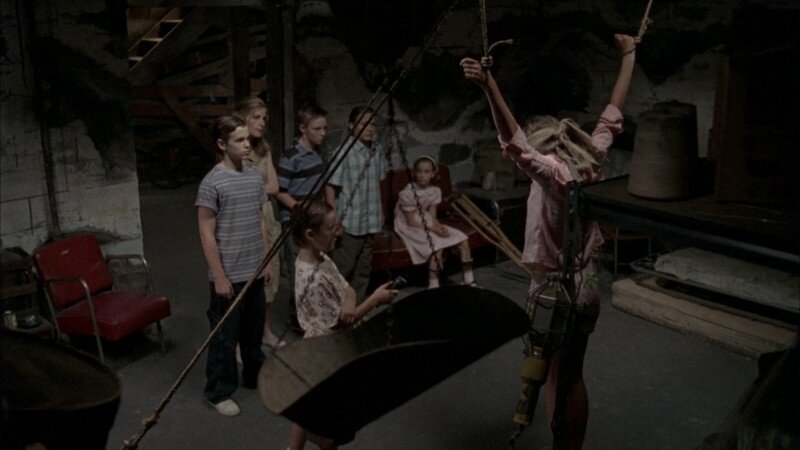 Фильм: Подросток Дэвид Морган, во время ловли раков, знакомится со своей новой соседкой — 16-ти летней Меган, которая, со своей 10-ти летней сестрой Сьюзан, живет в семье Чендлеров. Миссис Чендлер, которую дети зовут «Руфь», не самая хорошая мать. У нее трое сыновей, которым она разрешает пить пиво, и иногда заводит с ними непристойные разговоры. Меган и Сьюзан непросто живется в доме «Тетушки Руфь». Они вынуждены терпеть побои и унижения со стороны членов семьи. Мэг не выдерживает и докладывает об этом шерифу, за что Руфь решает её проучить. Дэвид застал Руфь и её сыновей за истязаниями Мэг. Он не мог уснуть всю ночь и решил помочь ей… 
