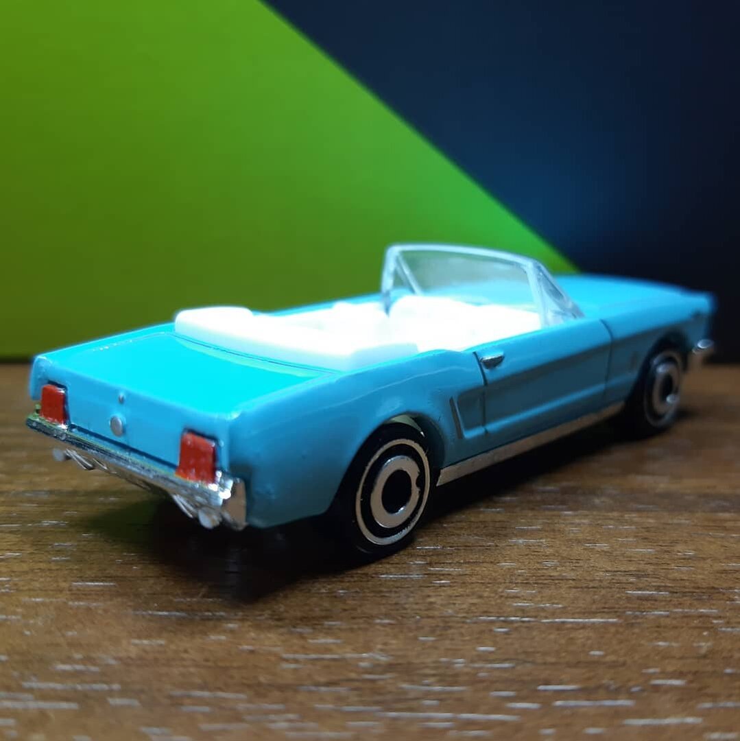Купить можно здесь  http://www.lionstories.ru/catalog/hot-wheels/
Hot Wheels 1965 Ford Mustang Convertible серия HW Screen Time  5/10 - Thunderball 007. Год выпуска модели 1983 - 2013 год. Автомобиль в кузове купе. Кузов машинки верхняя часть металл. Нижняя пластик. Если Вам не сложно поставьте лайк и обязательно подпишитесь на канал. Оставляйте Ваши комментарии. Интересно узнать Ваше мнение. Напишите если у Вас такая машина и в каком цвете. Я постараюсь для Вас делать интересный контент. Спасибо 