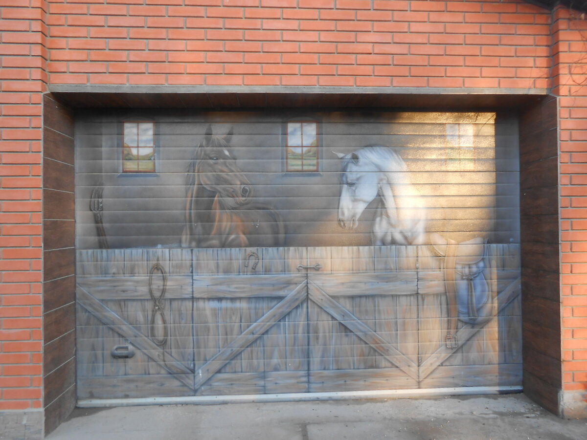 Каждый хочет сделать мир вокруг себя интересней... Фото автора, роспись ворот гаража - владельца этого гаража... Красиво!..