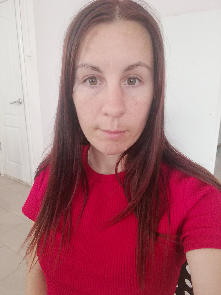 Личное фото автора, тут я без макияжа и без фильтров, чтобы можно было оценить результат работы визажиста.