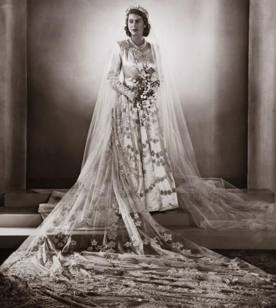 Елизавета 2 в свадебном платье. Фото Яндекс.Картинки.