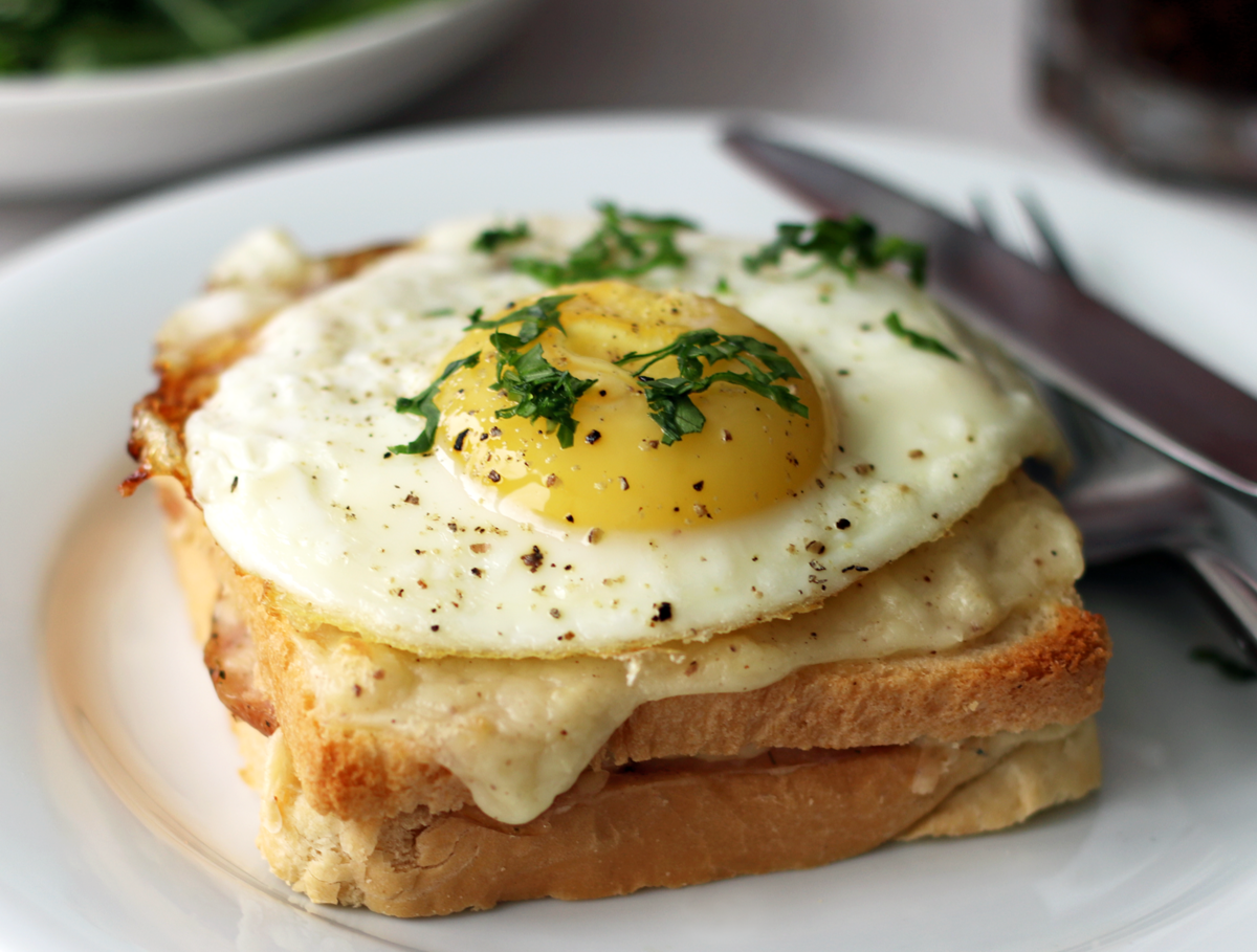 Французский сэндвич крок-мадам. Французский завтрак крок мадам. Завтрак сэндвич крок мадам. Французский сэндвич крок месье.