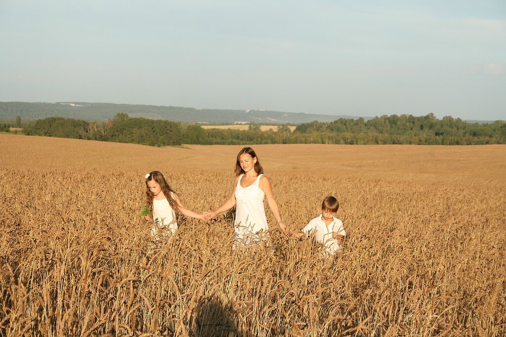 Жизнь учит тому, что всему своё время. Есть время носить на руках, есть время постоянно заботиться о детях. Но приходит время учиться передавать понемногу детям ответственность - за свои дела, а когда-то - и за свою жизнь.