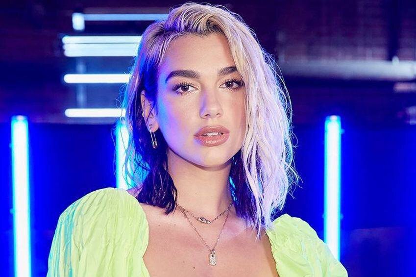 Звучит безумно, но по закону Дуа Липа действительно была не права. Как сообщается, она выложила снимок папарацци, на котором она стоит в очереди на посадку в самолет в 2019 году (снимок уже удален). Но, согласно закону, авторские права на снимок принадлежат тому, кто сделал этот снимок, а не объекту на фото (да-да, вы можете снять рандомного человека на улице и права на его снимок ваши).Папарацци и его фирма требуют компенсацию в $150,000 и, скорее всего, Липа её выплатит сразу, чтобы не идти в суд. Потому что там она проиграет, только еще дополнительно потратится на адвокатов.