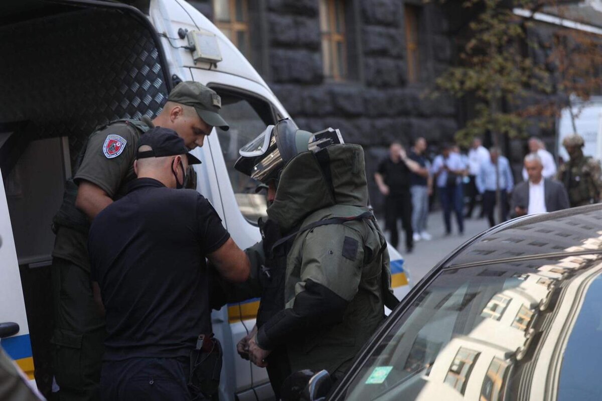Задержание мужчины с гранатой в Кабмине. Фото: Полиция Киева