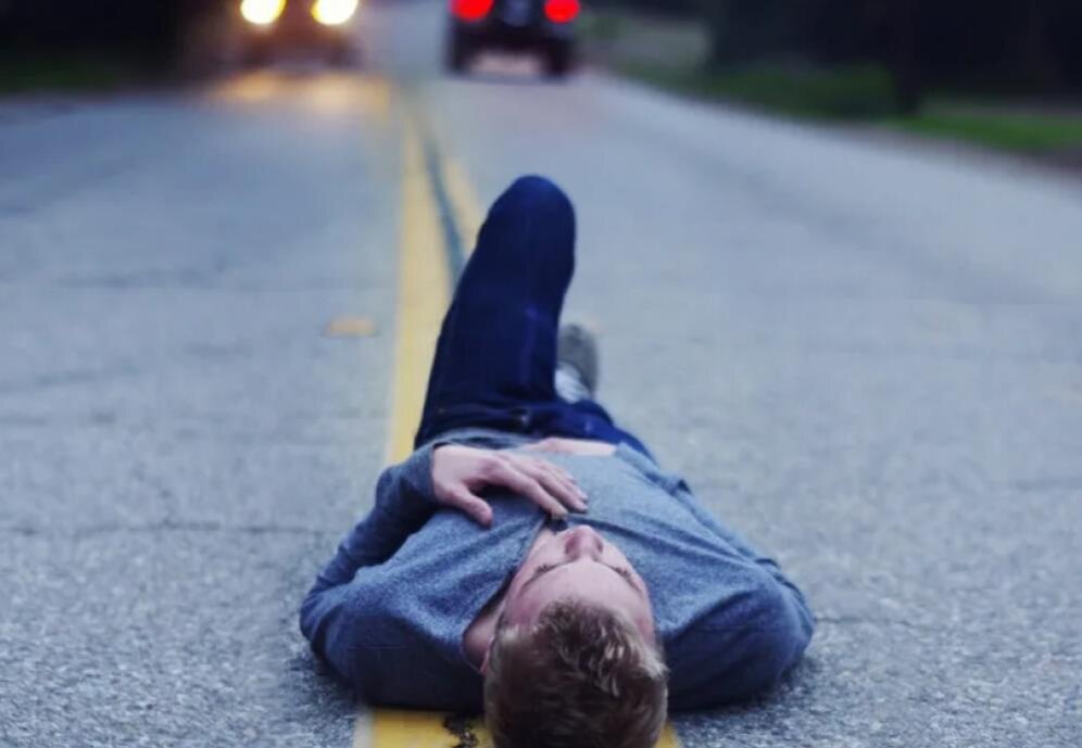 человекее лежит на земле. мужчина в костюме лежит. мужчина лежит. сила действующая на тело на наклонной плоскости. сила трения тела на наклонной плоскости.