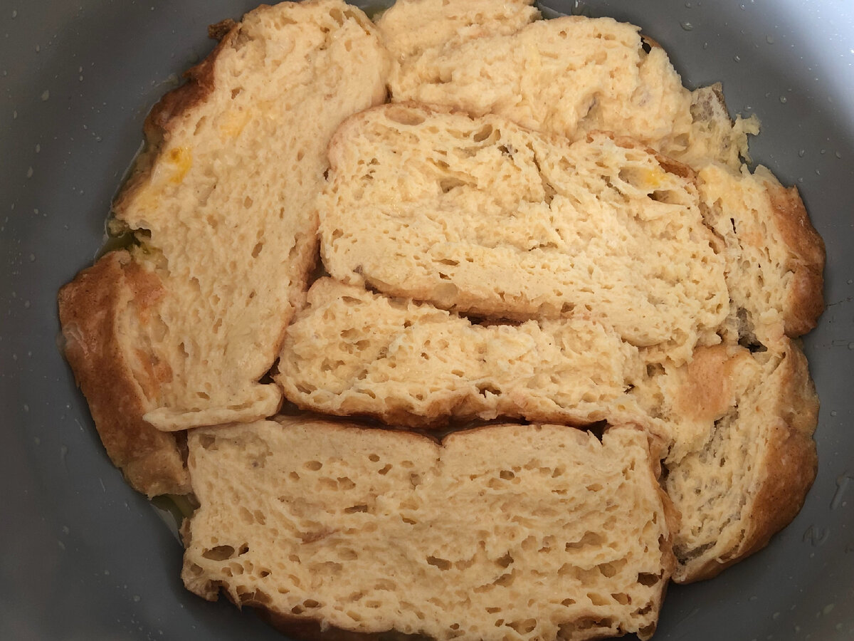 У меня была достаточно рыхлая чиабатта с почти неощутимой корочкой, не стала её срезать. Чиабатта такой быть не должна, неправильно это, но для пирога мне подошла. 