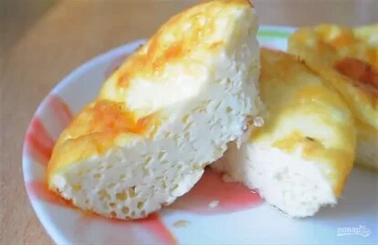 

Многие хотят научиться готовить пышный омлет, «как в детском садике», поэтому я и  решил поделиться с  читателями этим рецептом. Никаких особых сложностей в нем нет, однако есть несколько моментов, которые следует иметь в виду. Прежде всего, помните: чтобы достичь пористой текстуры омлета, яичную смесь ни в коем случае нельзя взбивать до пышности. Требуется лишь наполнить ее воздушными пузырьками, что легко и быстро достигается путем интенсивного перемешивания обычной вилкой. Форму выбирайте не слишком большую, чтобы слой яичной смеси получился достаточно толстым. Ну и корректируйте время приготовления блюда, ориентируясь на свою духовку. Если вы все сделаете правильно, то пышный омлет вызовет самые приятные ностальгические воспоминания о завтраке в детском садике и на минутку вернет вас в далекое детство.
 

ИНГРЕДИЕНТЫ

яйца – 5 шт.
молоко – 250 мл
соль – по вкусу
сливочное масло – 60 гр
